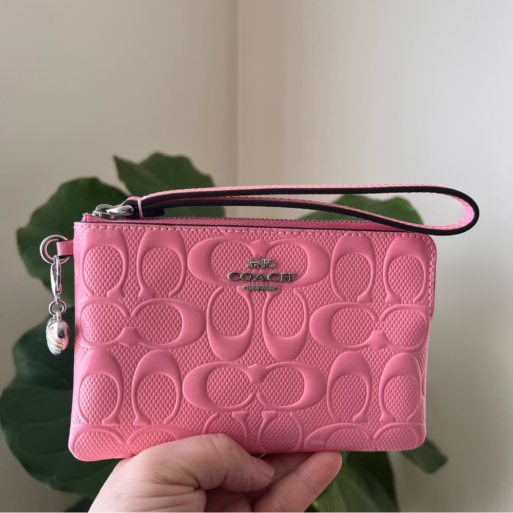 NWT Coach! Corner Zip Wristlet In Signature Leather X
With Heart Charm 🌸 - Picture 4 of 6